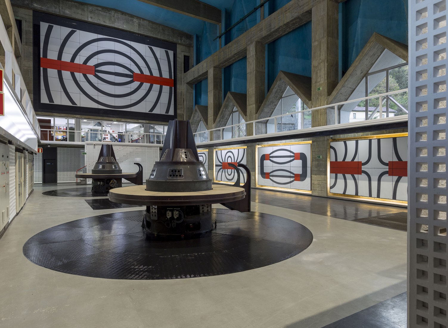 Joaquín Vaquero Palacios, integración artística en la Central hidroeléctrica de Proaza (Asturias), 1964- 1968. Joaquín Vaquero Palacios. "La belleza de lo descomunal. Asturias, 1954-1980." © Joaquín Vaquero Palacios, VEGAP, Madrid, 2018. © Fotografía: Luis Asín
