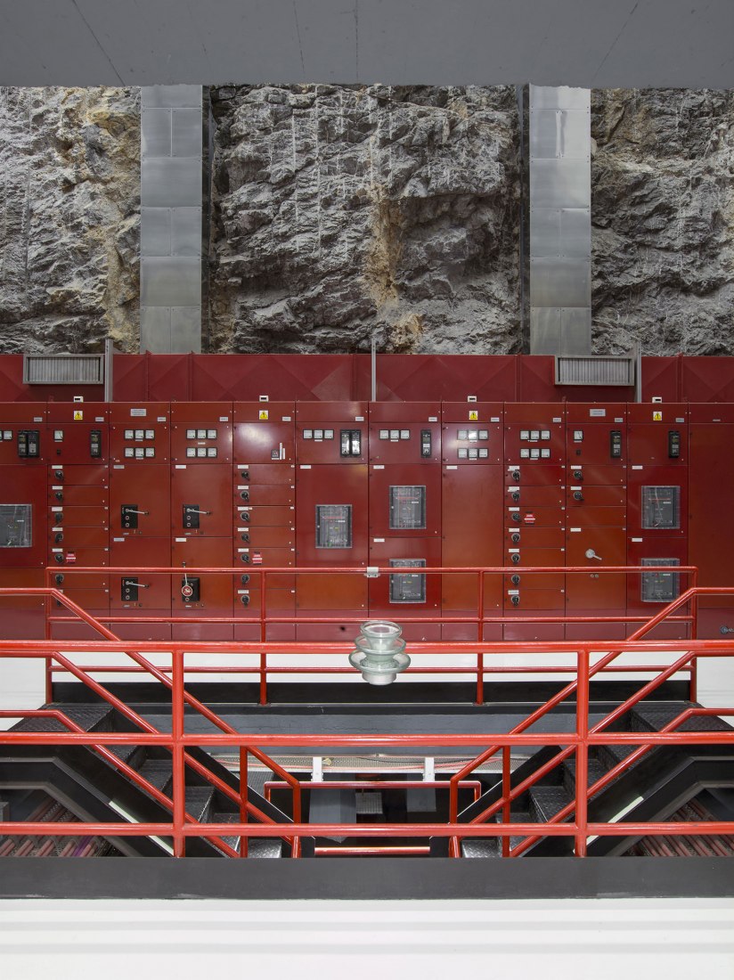 Joaquín Vaquero Palacios, integración artística en la Central hidroeléctrica de Tanes (Asturias), 1980. Joaquín Vaquero Palacios. "La belleza de lo descomunal. Asturias, 1954-1980." © Joaquín Vaquero Palacios, VEGAP, Madrid, 2018. © Fotografía: Luis Asín