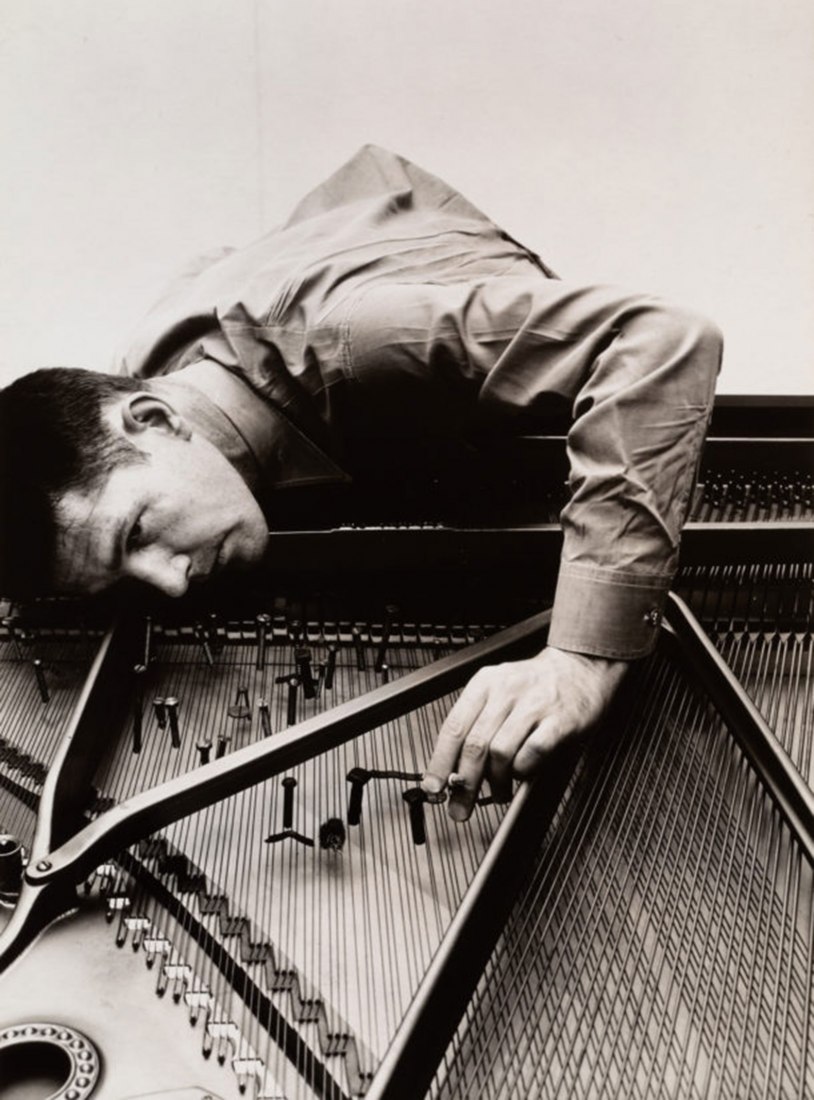 John Cage (A). 1946. Impresión en gelatina de plata. Nueva York. Estados Unidos: Condé Nast publications. Fotografía por © Condé Nast