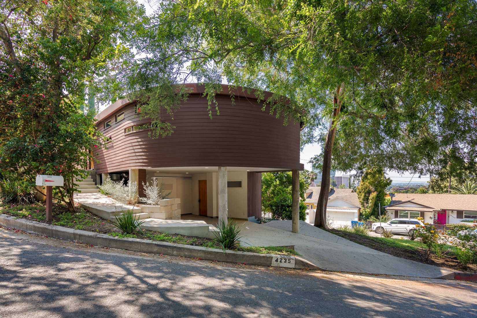 Casa de Sherman Oaks por John Lautner. Imagen cortesía de realtorman Oaks house. Image courtesy of realtor