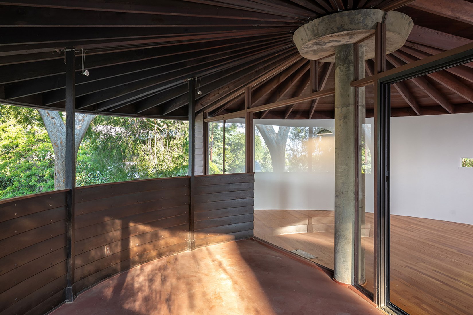 Casa de Sherman Oaks por John Lautner. Imagen cortesía de realtor Oaks house. Image courtesy of realtor