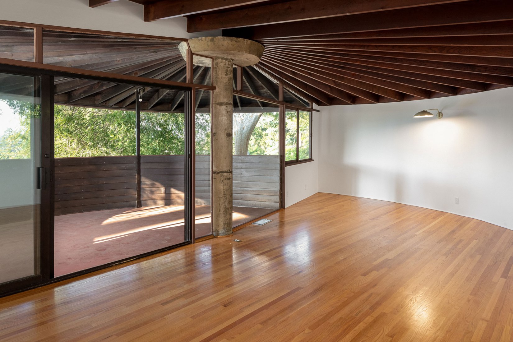 Casa de Sherman Oaks por John Lautner. Imagen cortesía de realtor