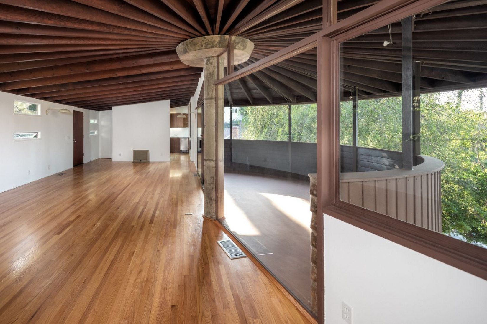 Casa de Sherman Oaks por John Lautner. Imagen cortesía de realtor
