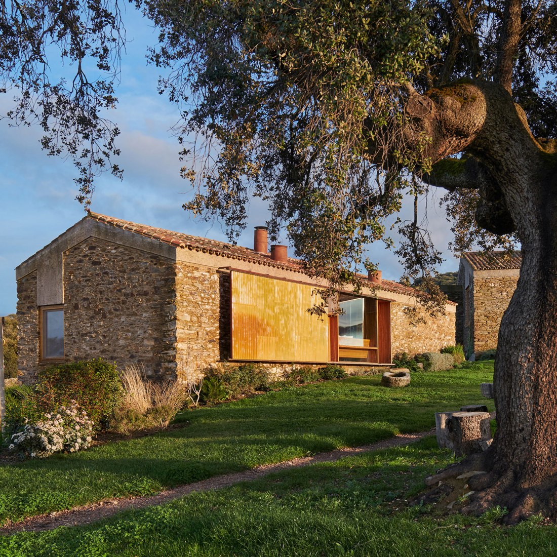 Cortijo Jamonero House by Jorge Vidal and Marcos Catalán. Photograph by Eugeni Pons.