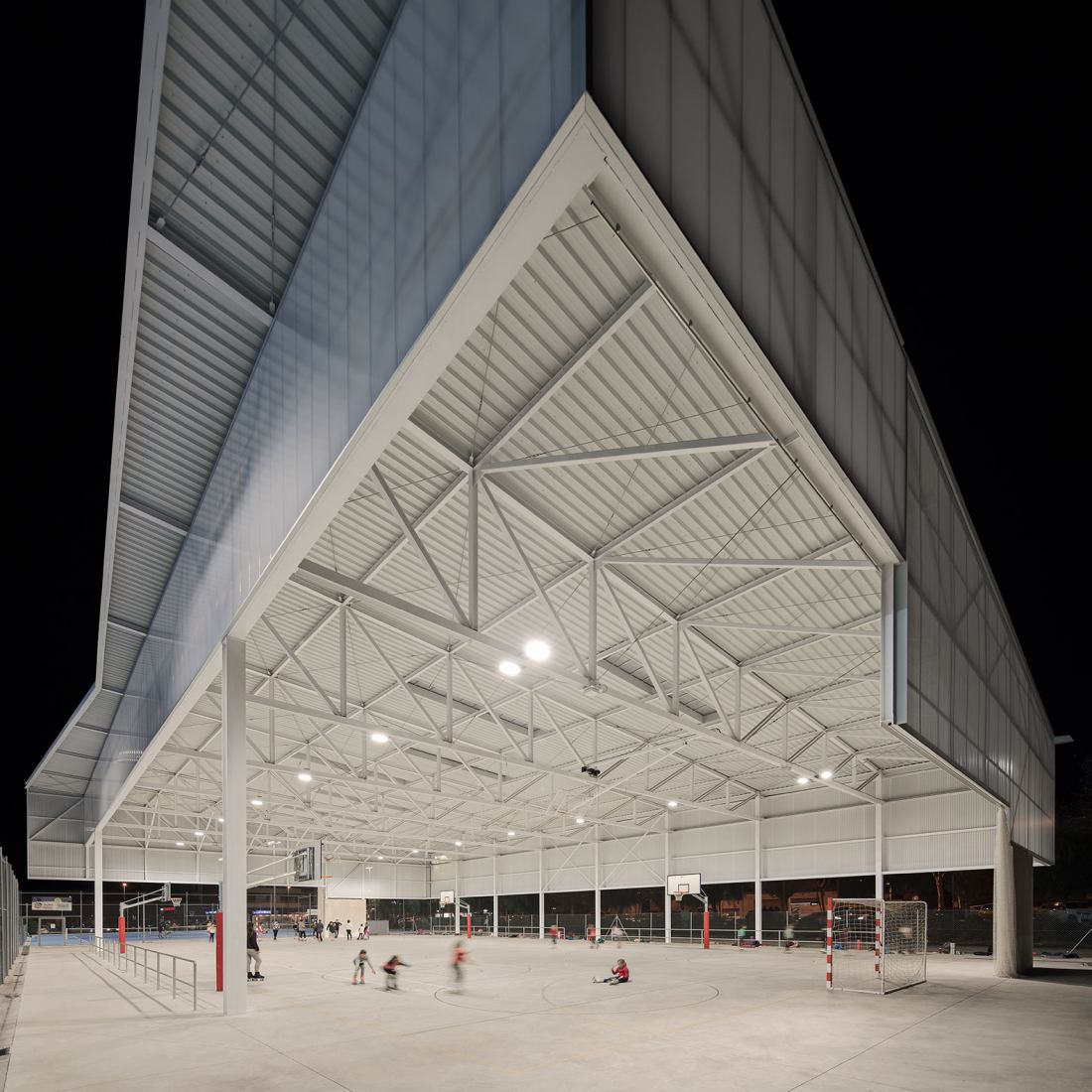 Pallejà Sports Complex by JPAM. Photograph by Jordi Surroca.