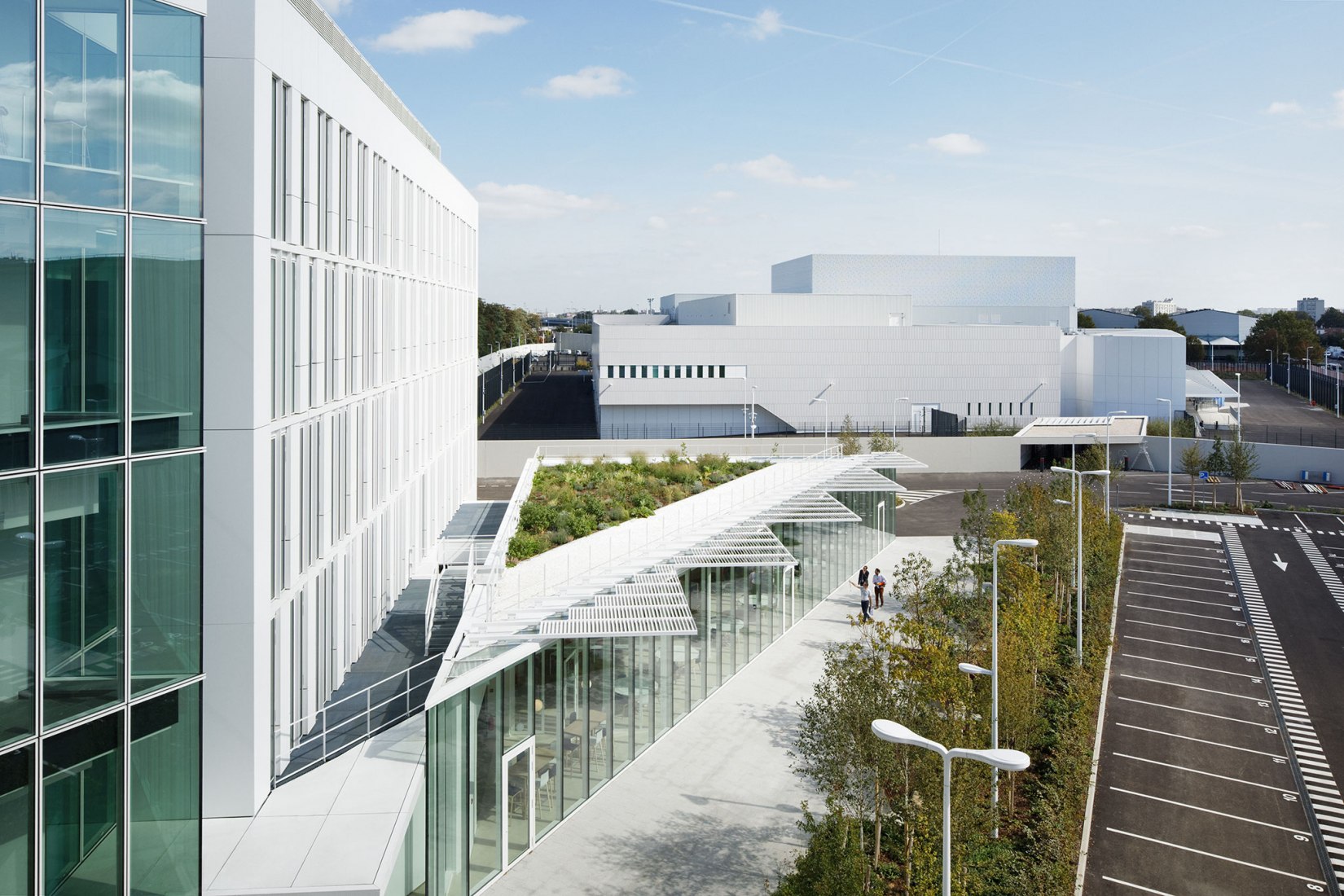 Banque de France París La Courneuve por Jean-Paul Viguier et Associés. Fotografía por Takuji Shimmura