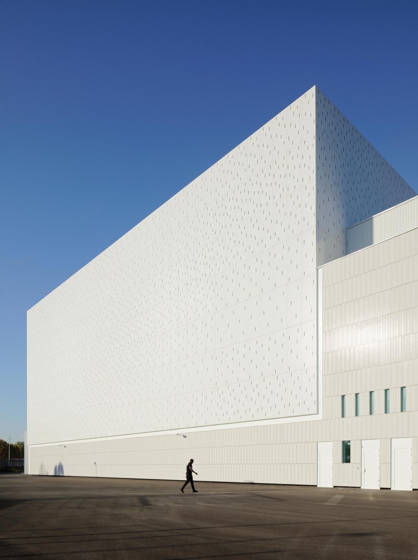 Banque de France París La Courneuve por Jean-Paul Viguier et Associés. Fotografía por Takuji Shimmura