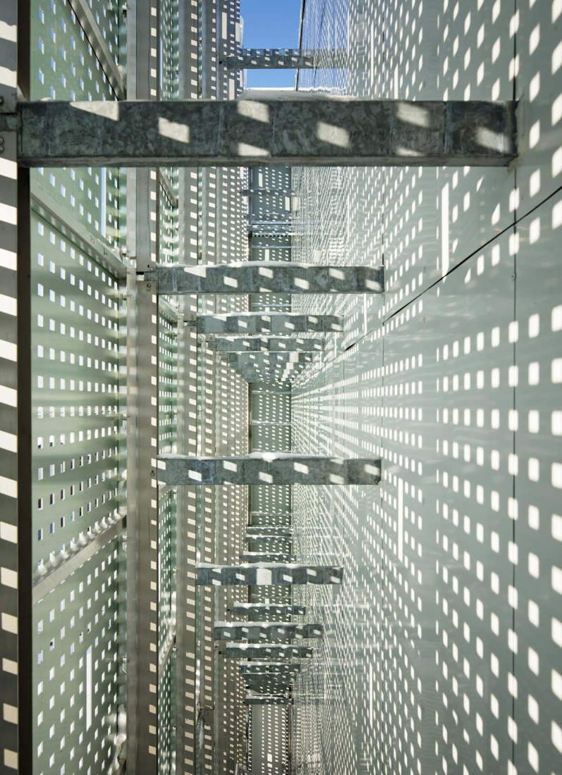 Banque de France París La Courneuve por Jean-Paul Viguier et Associés. Fotografía por Takuji Shimmura