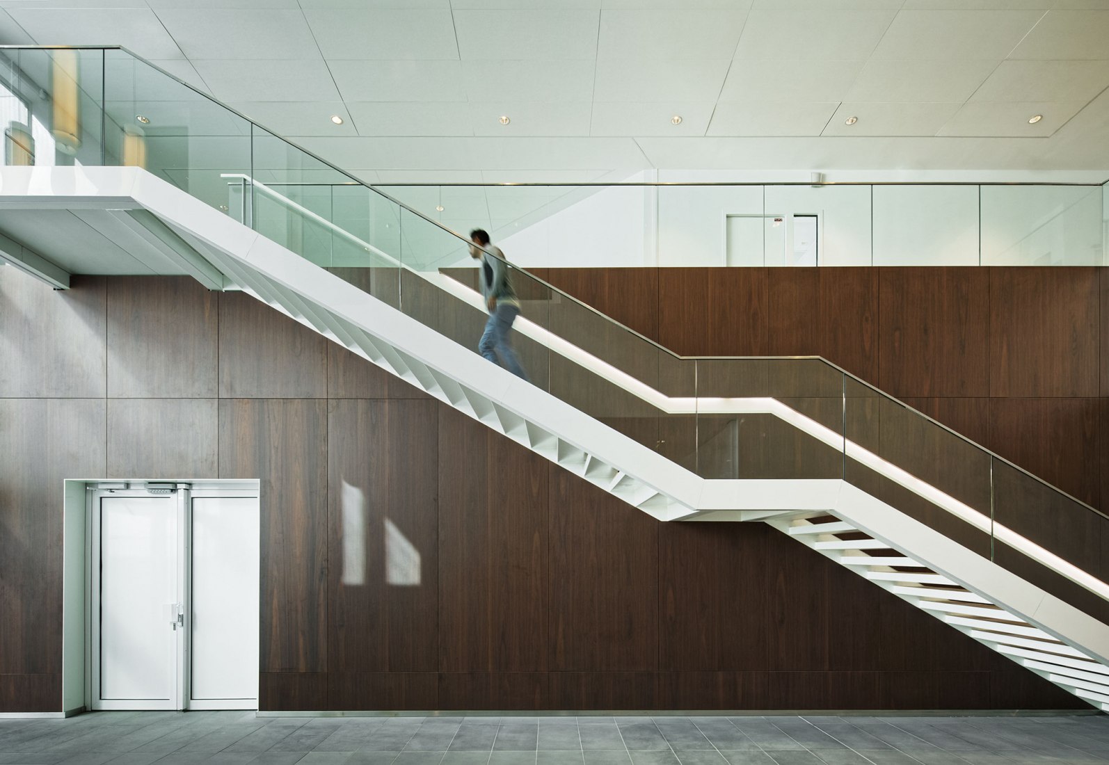 Banque de France París La Courneuve por Jean-Paul Viguier et Associés. Fotografía por Takuji Shimmura