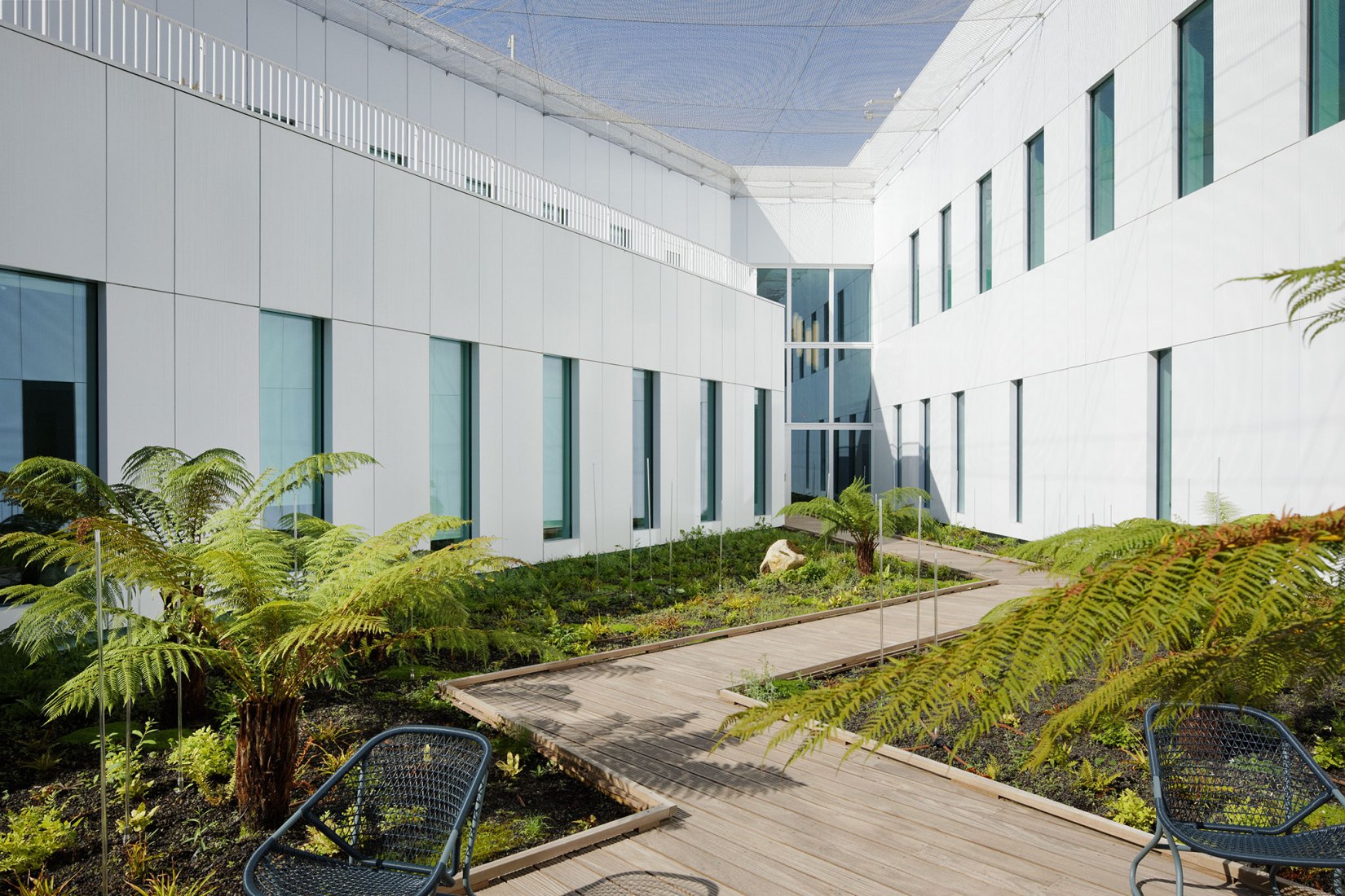 Banque de France París La Courneuve por Jean-Paul Viguier et Associés. Fotografía por Takuji Shimmura