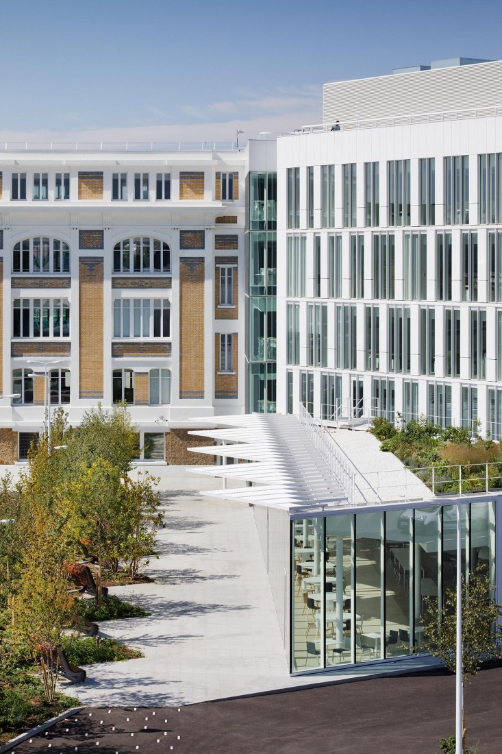 Banque de France París La Courneuve por Jean-Paul Viguier et Associés. Fotografía por Takuji Shimmura