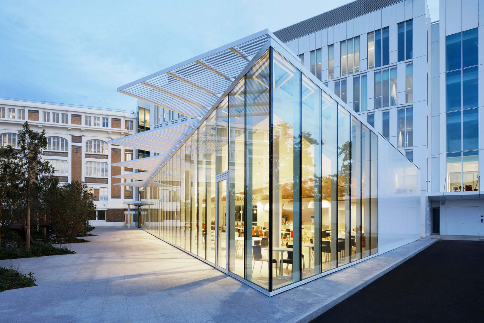 Banque de France París La Courneuve por Jean-Paul Viguier et Associés. Fotografía por Takuji Shimmura