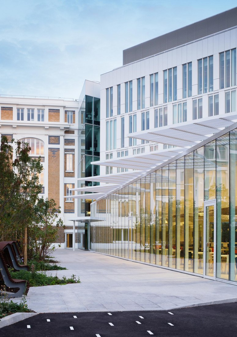 Banque de France París La Courneuve por Jean-Paul Viguier et Associés. Fotografía por Takuji Shimmura