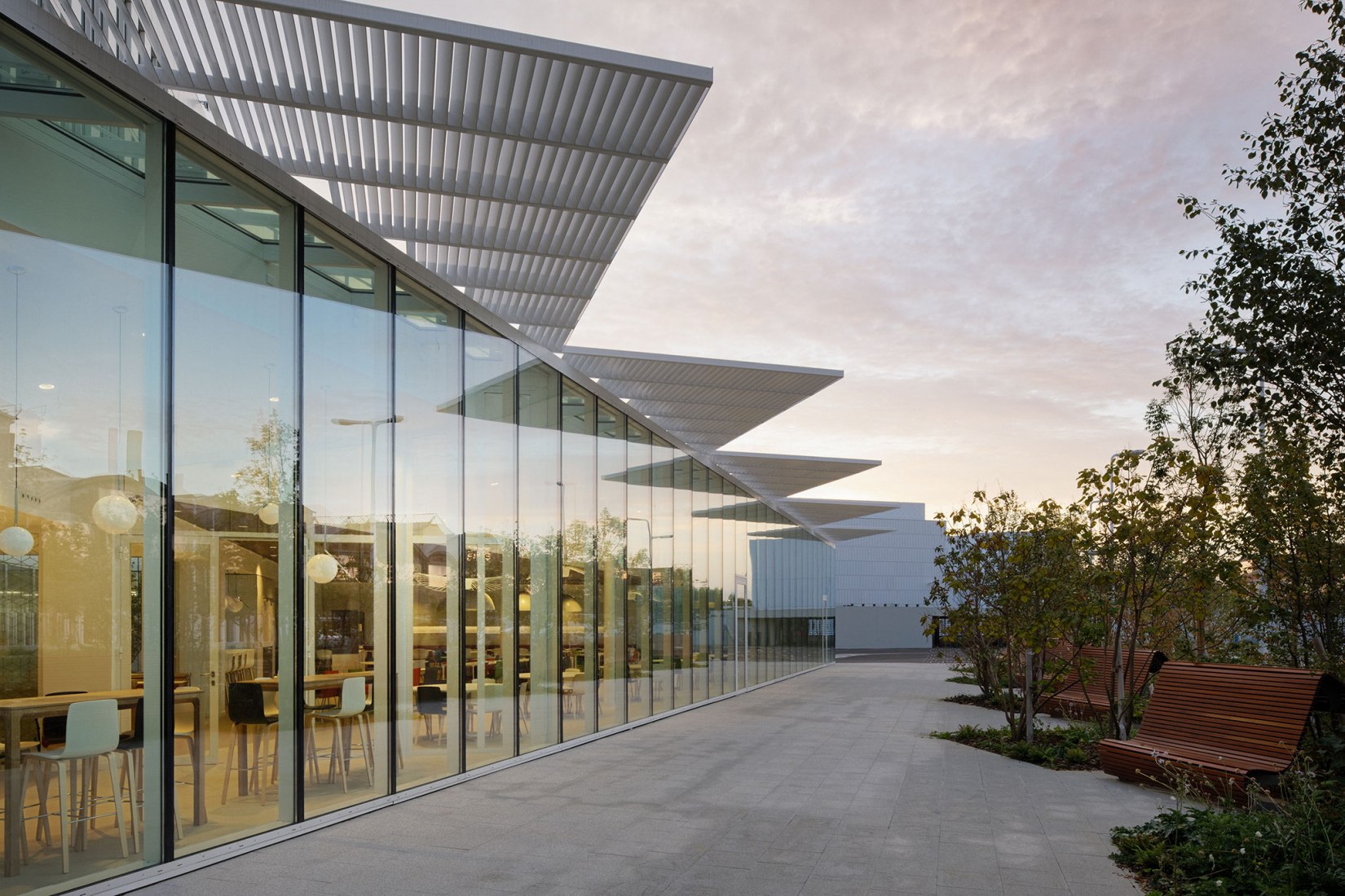 Banque de France París La Courneuve por Jean-Paul Viguier et Associés. Fotografía por Takuji Shimmura