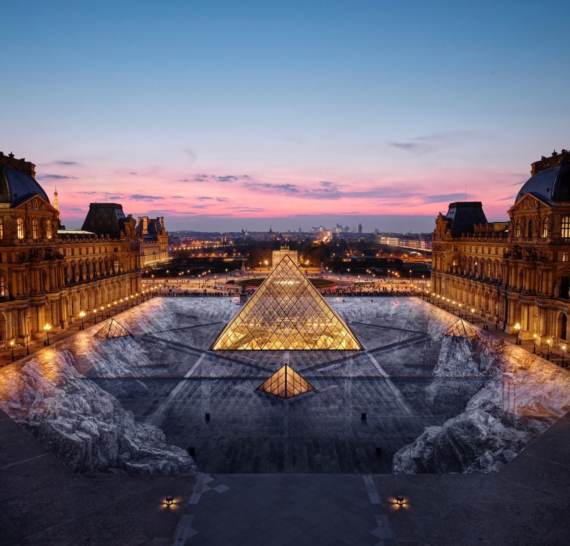 Vista nocturna de la creación realizada por artista JR en la Pirámide del Louvre, por su 30 cumpleaños