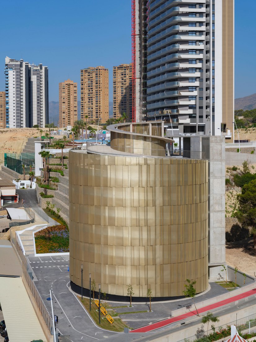 Parking en playa poniente de Benidorm por Juan M. Otxotorena. Fotografía por Pedro Pegenaute.