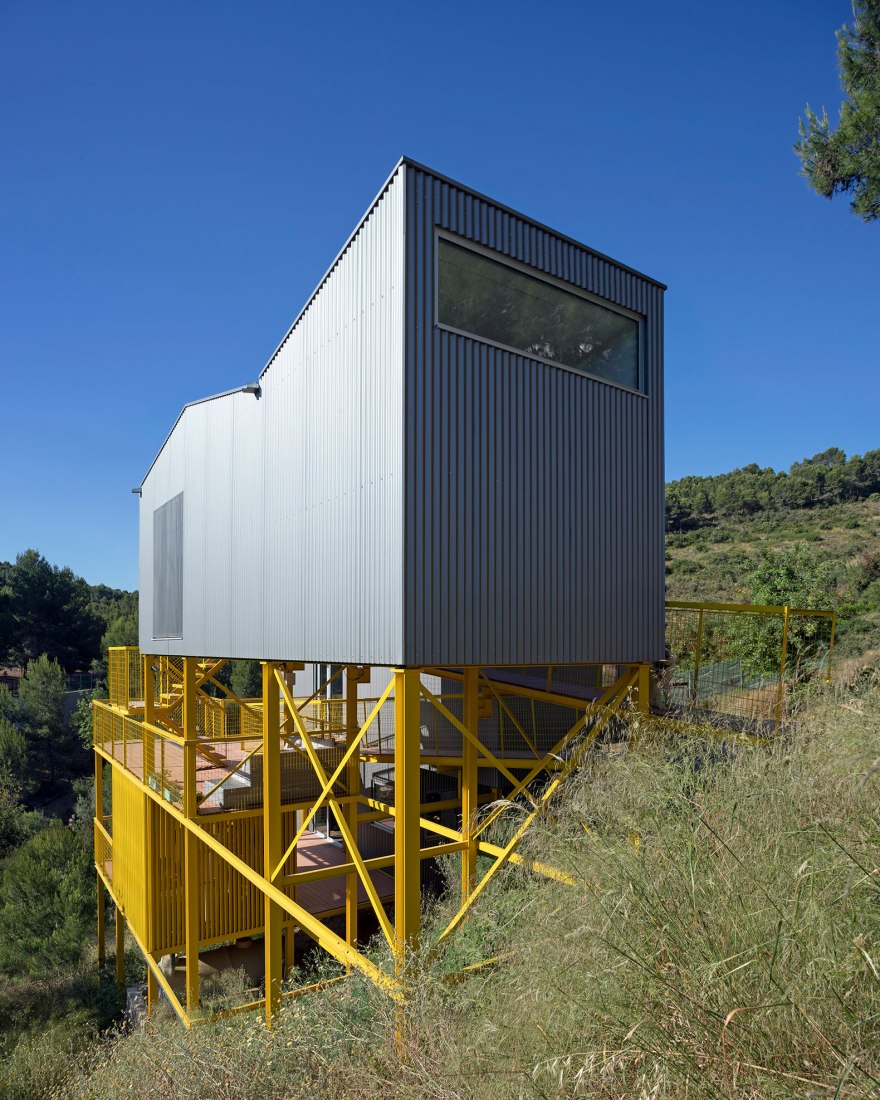 rNrH industrialized home by Juan Marco Arquitectos. Photograph by Diego Opazo.