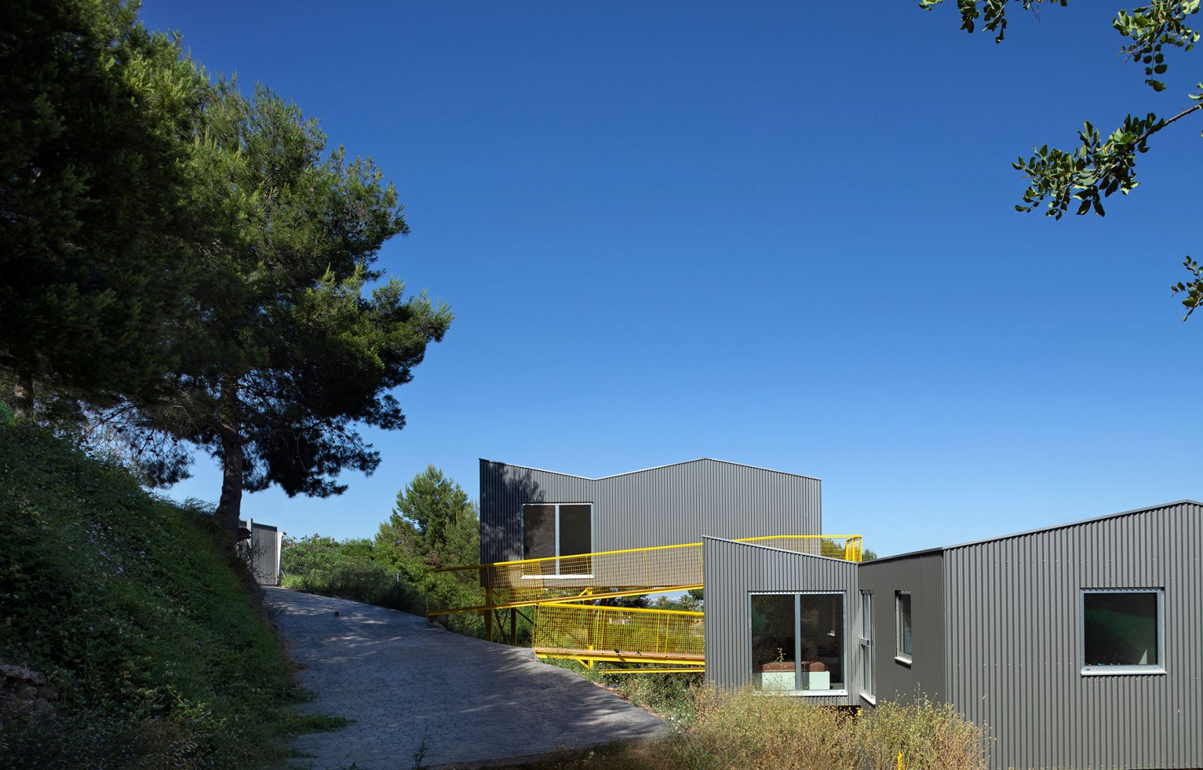 rNrH industrialized home by Juan Marco Arquitectos. Photograph by Diego Opazo.