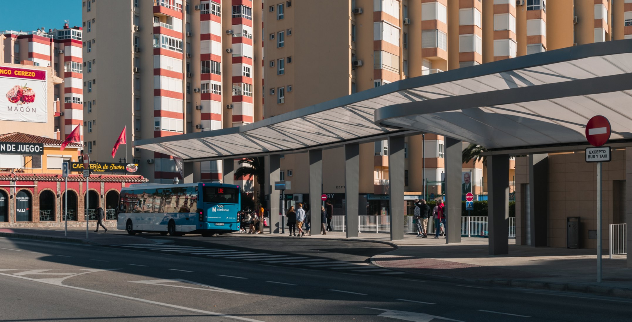 Torrox bus and taxis station by Juan Navarro Arquitectos. Photograph by Alejandro Castelló Ortega.