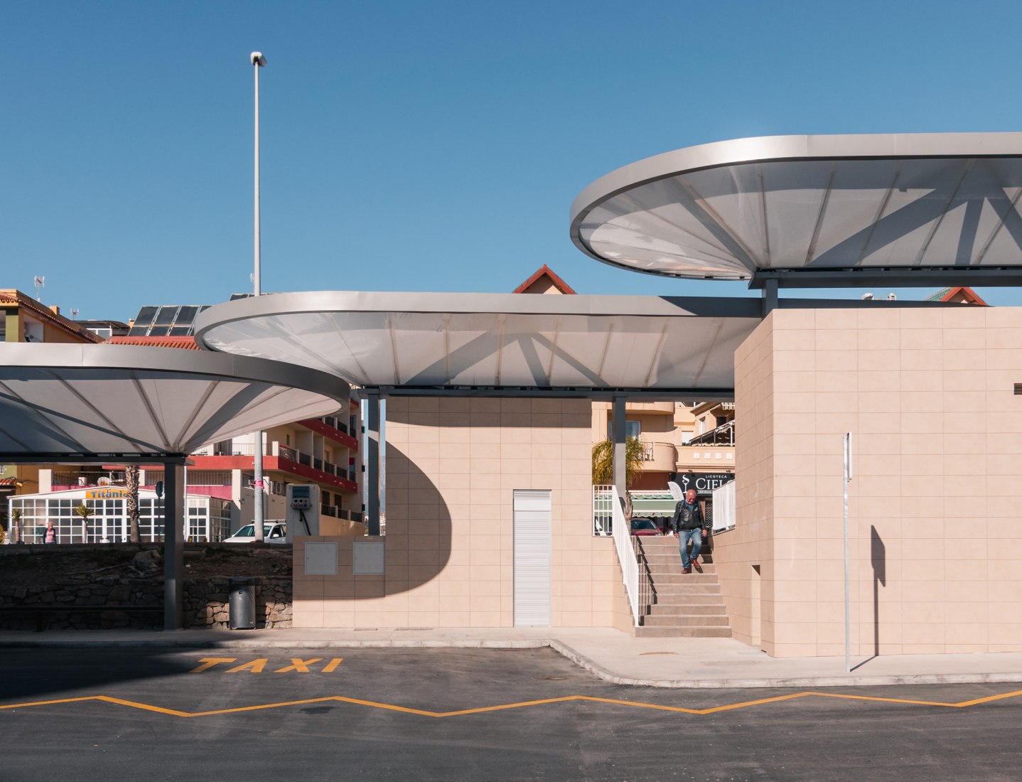 Torrox bus and taxis station by Juan Navarro Arquitectos. Photograph by Alejandro Castelló Ortega.