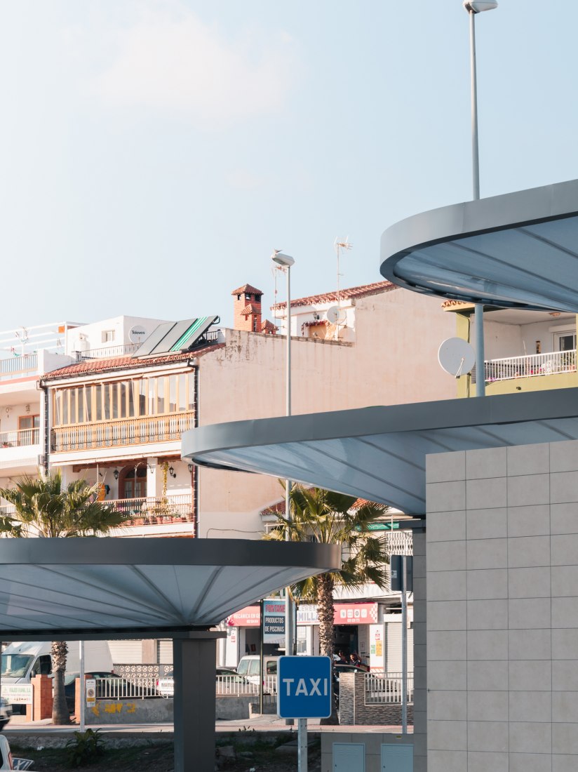 Torrox bus and taxis station by Juan Navarro Arquitectos. Photograph by Alejandro Castelló Ortega.