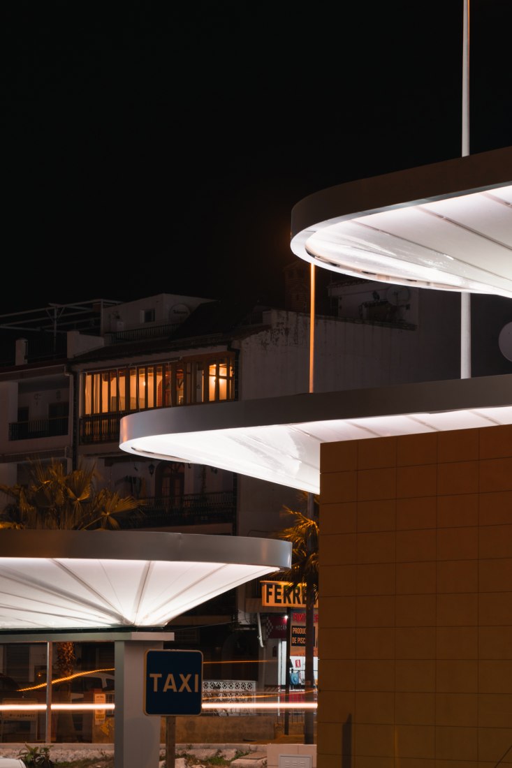 Torrox bus and taxis station by Juan Navarro Arquitectos. Photograph by Alejandro Castelló Ortega.