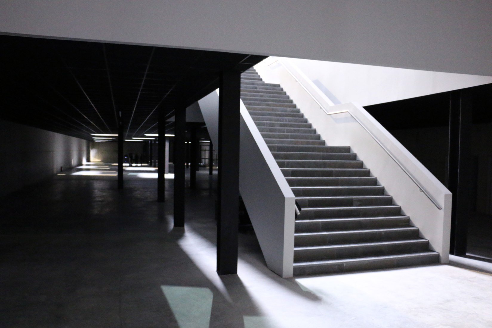 Double Bind, por Juan Muñoz en PLANTA. Fundació Sorigué 2017. Fotografía © José Juan Barba / METALOCUS