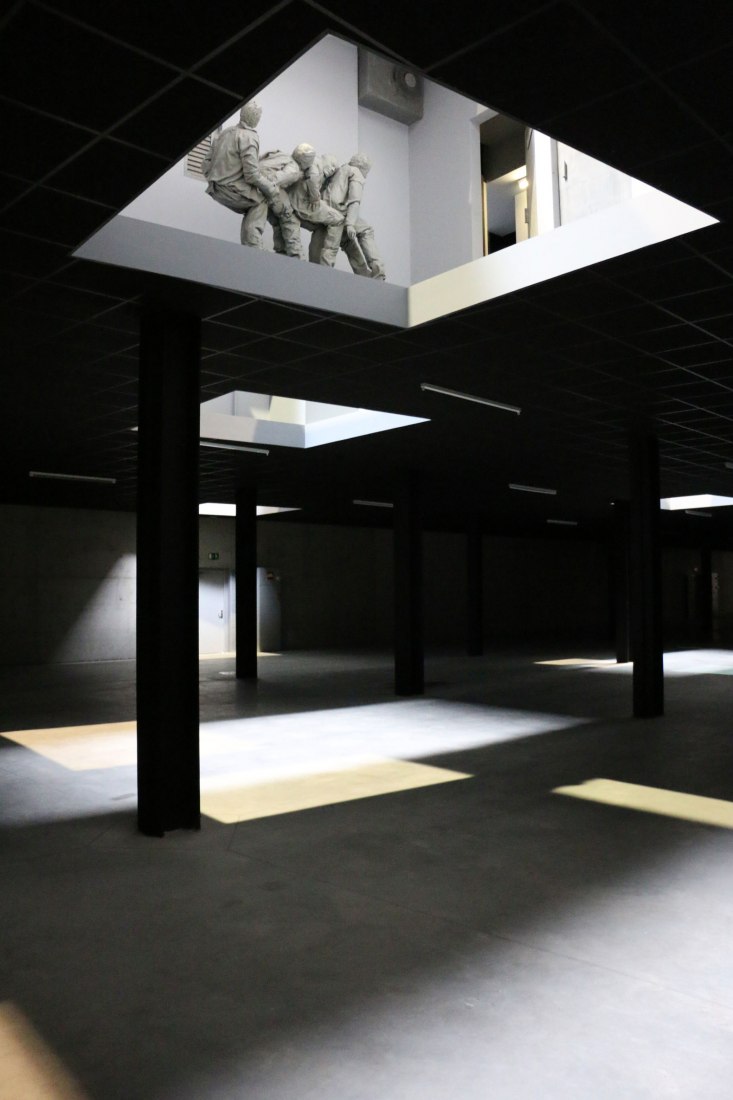 Double Bind, por Juan Muñoz en PLANTA. Fundació Sorigué 2017. Fotografía © José Juan Barba / METALOCUS