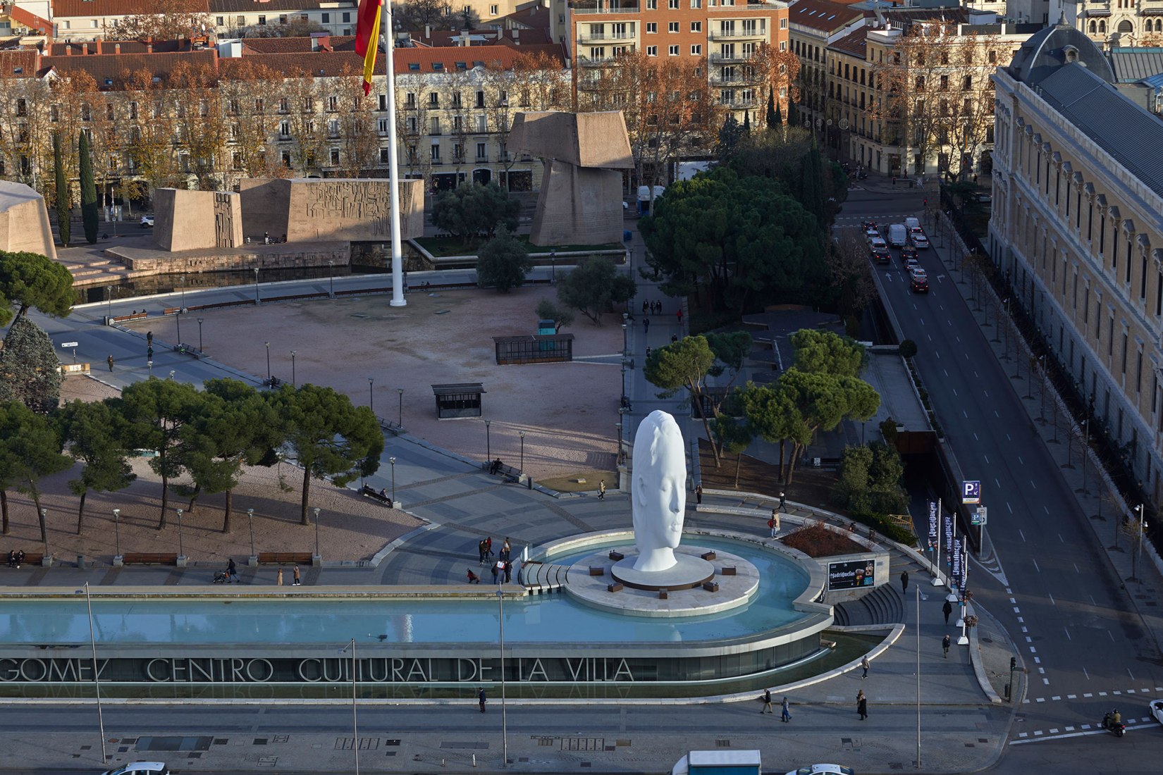 Vista panorámica de Julia, de Jaume Plensa en la Plaza de Colón. Fotografía por Joaquín Cortés. Imagen cortesía de Fundación María Cristina Masaveu, 2018. 