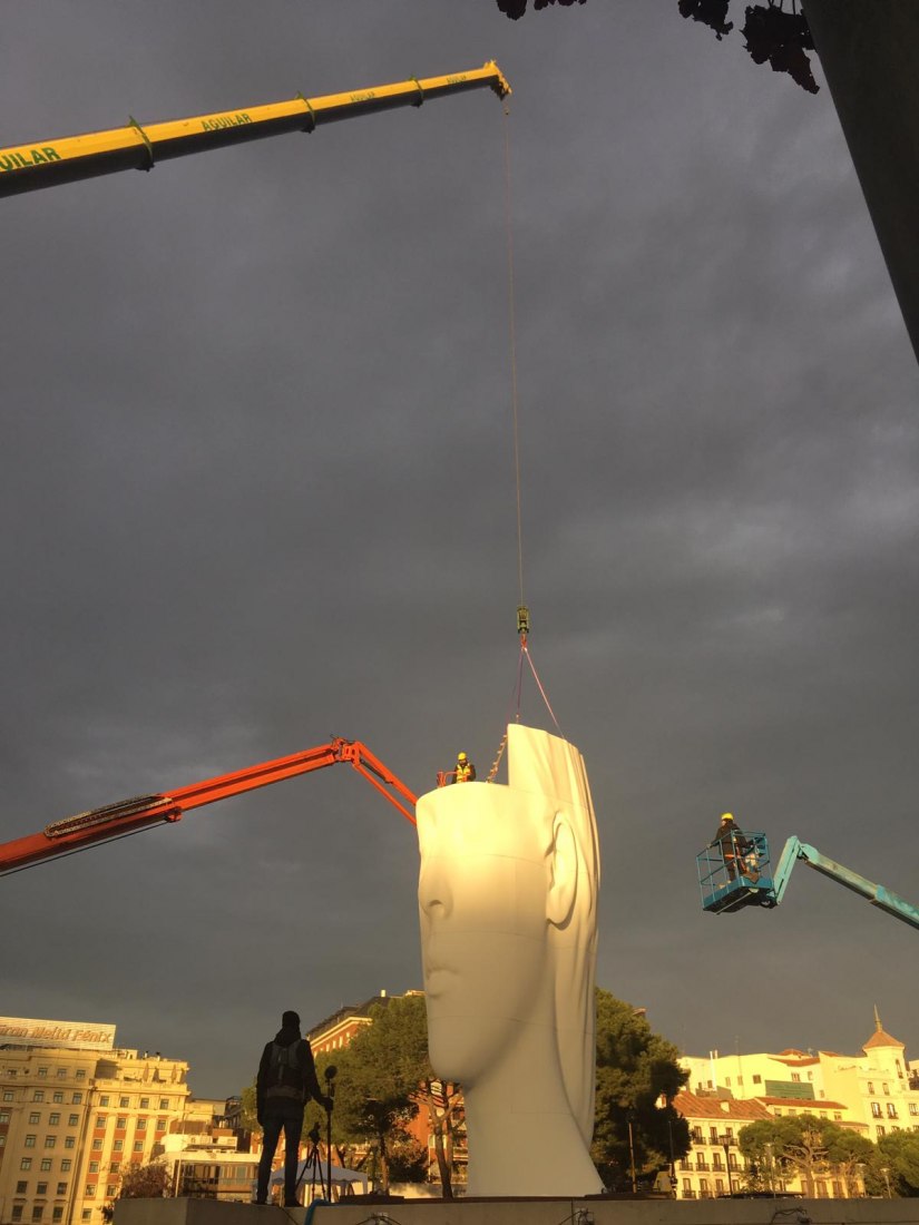 Instalación. Proceso de construcción de Julia de Jaume Plensa. Imagen cortesía de Fundación María Cristina Masaveu, 2018.