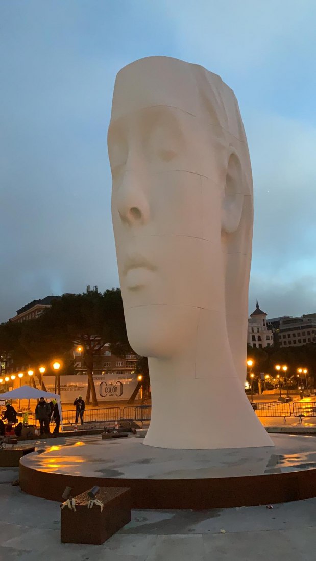 Instalación. Proceso de construcción de Julia de Jaume Plensa. Imagen cortesía de Fundación María Cristina Masaveu, 2018.