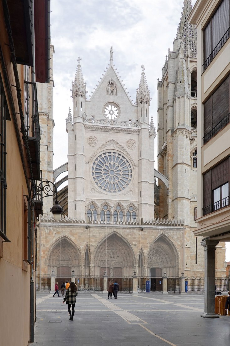 Visualización. Un "velo" para proteger el pórtico de la Catedral de León por Julio César Moreno.