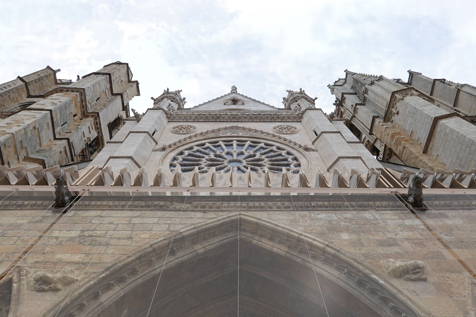 Visualización. Un "velo" para proteger el pórtico de la Catedral de León por Julio César Moreno.