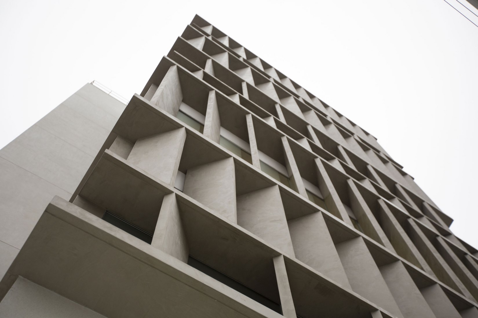 Concrete trellis. Atenea Building. Photograph by K+M Arquitectos y Urbanismo