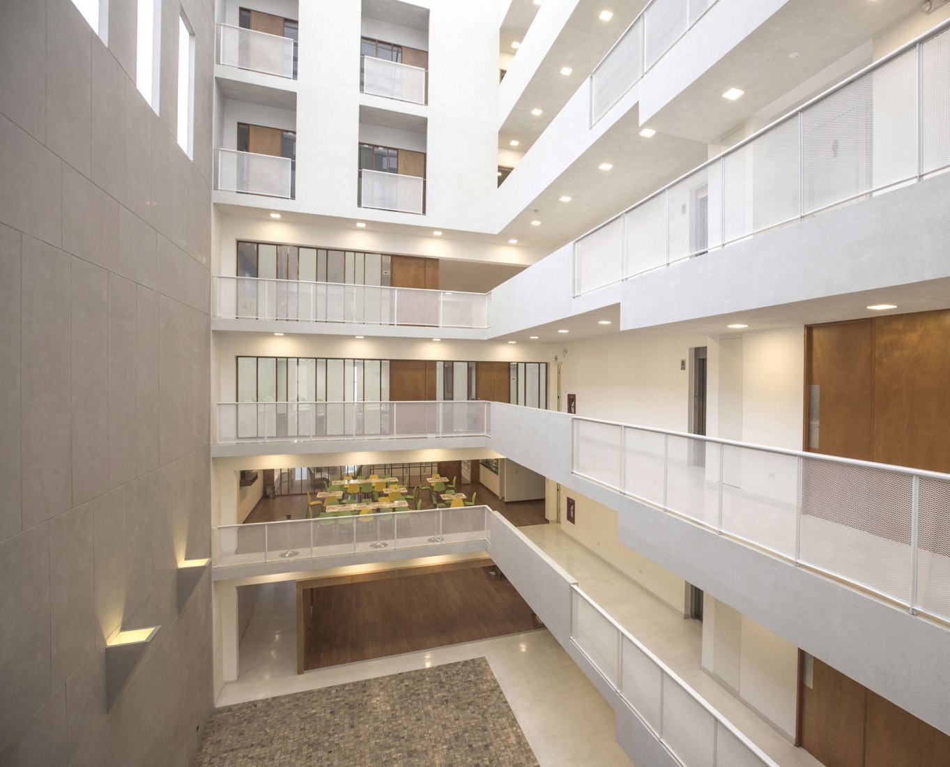 Corridors view. Atenea Building. Photograph by K+M Arquitectos y Urbanismo