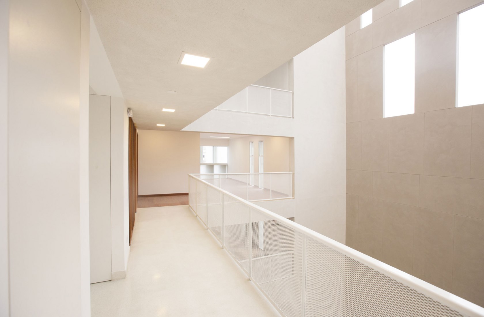 Corridor. Atenea Building. Photograph by K+M Arquitectos y Urbanismo