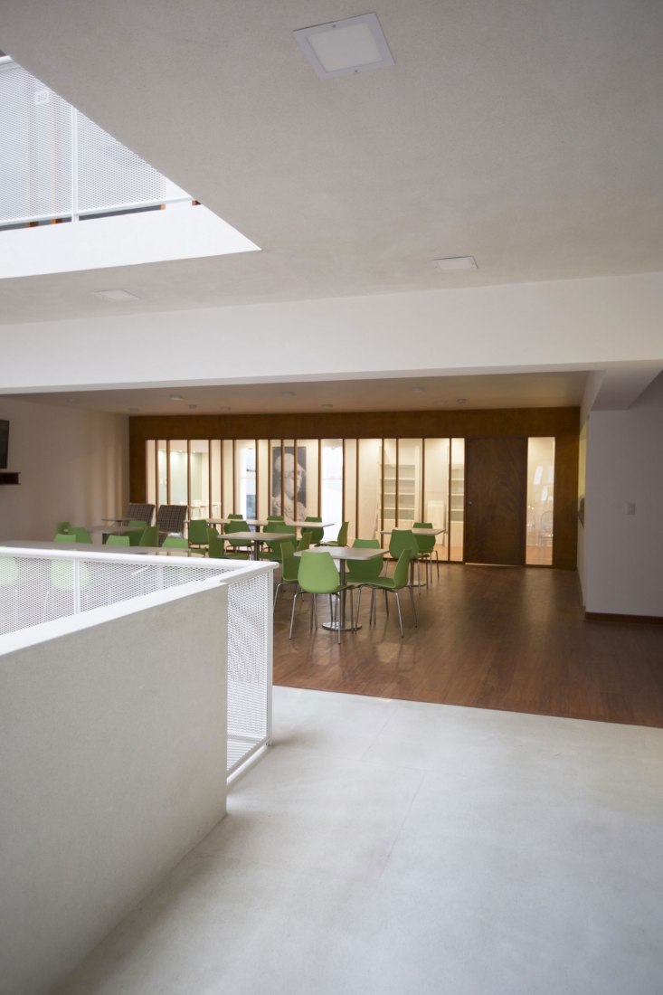 Meeting space. Atenea Building. Photograph by K+M Arquitectos y Urbanismo