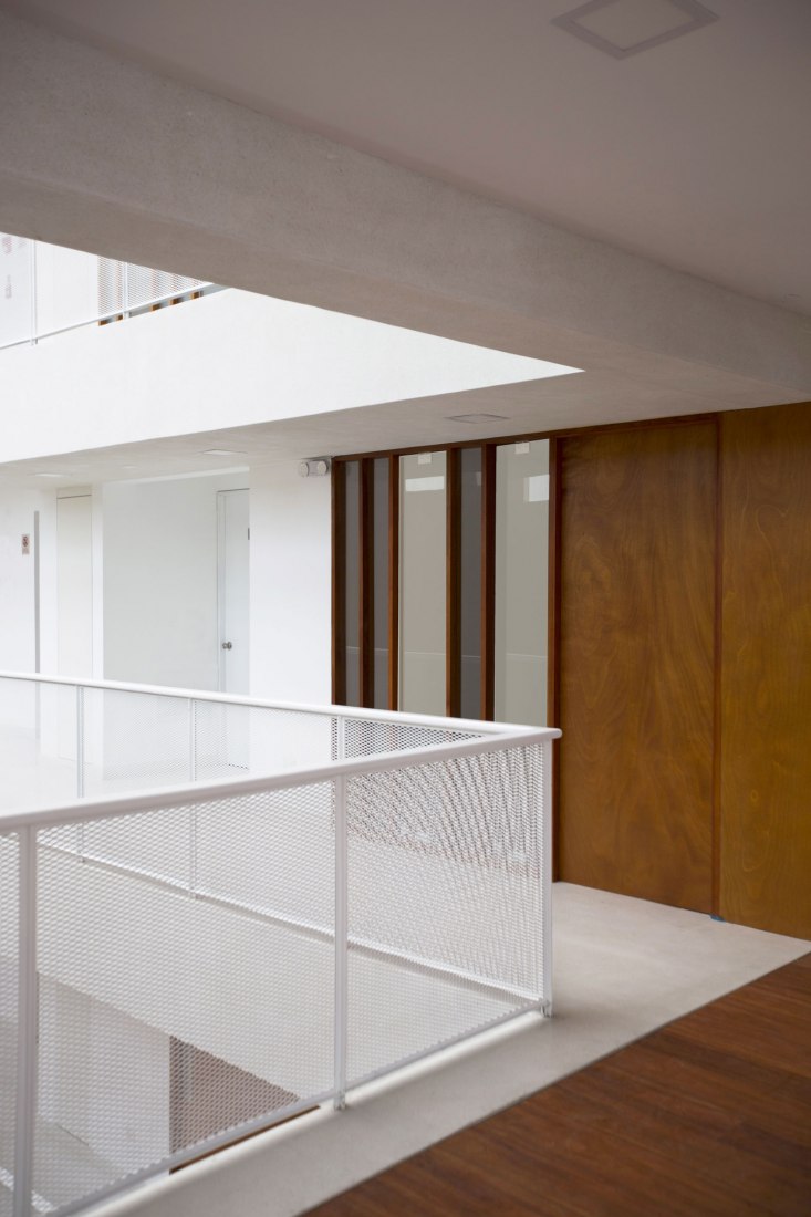 Corridor. Atenea Building. Photograph by K+M Arquitectos y Urbanismo
