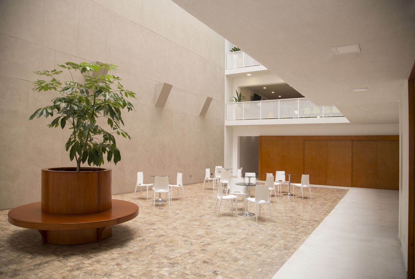Meeting area in the courtyard. Atenea Building. Photograph by K+M Arquitectos y Urbanismo