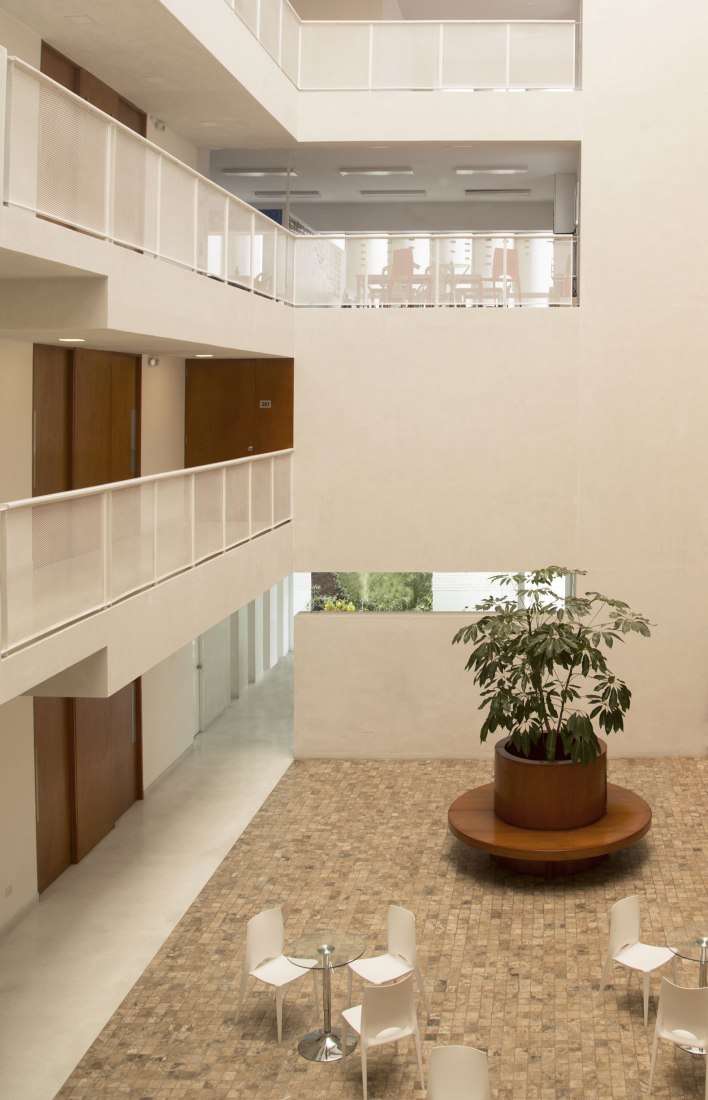 Courtyard. Atenea Building. Photograph by K+M Arquitectos y Urbanismo