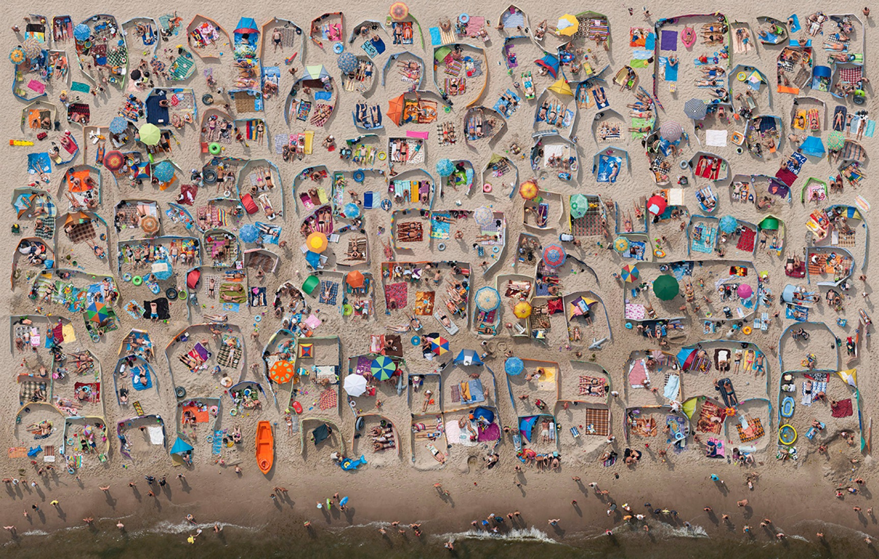 Un día en la playa. Fotografía © Kacper Kowalski. 