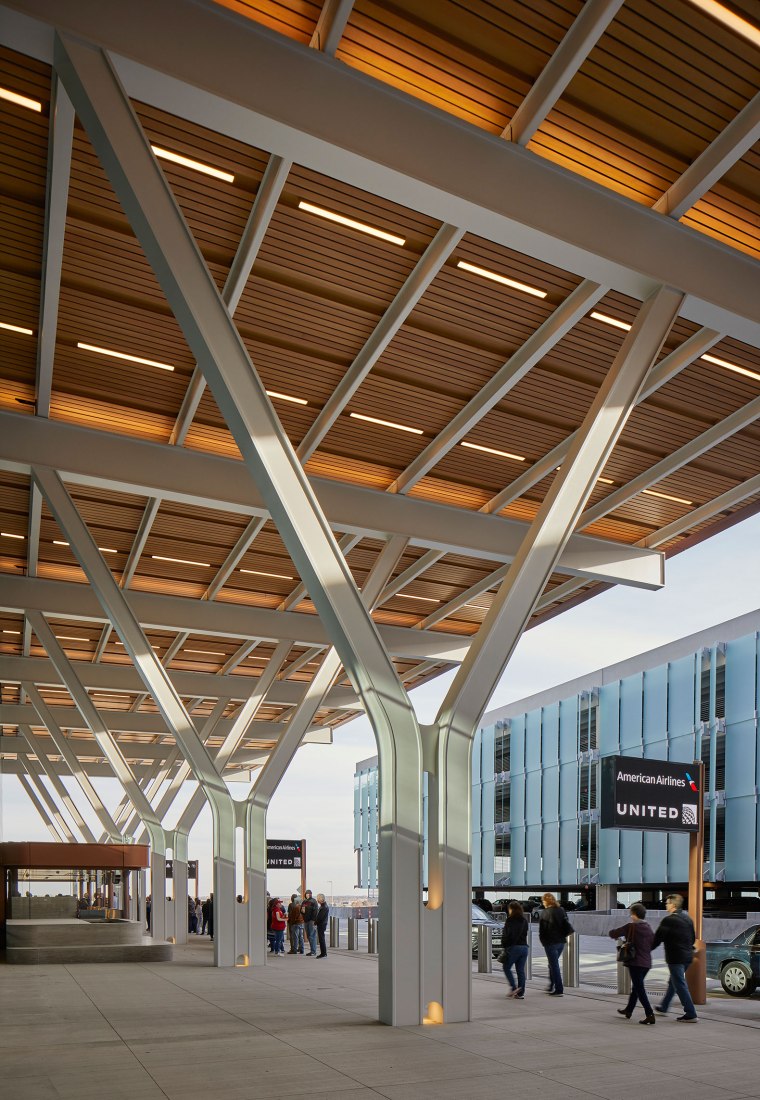Nueva Terminal del Aeropuerto Internacional de Kansas City por SOM. Fotografía por Lucas Blair Simpson.