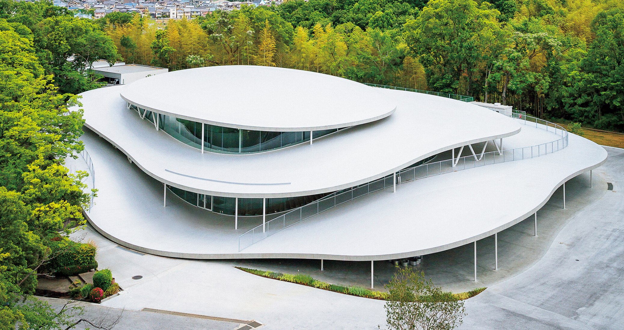 Edificio de la facultad de artes y ciencias de la Universidad de Artes de Osaka por Kazuyo Sejima. Fotografía cortesía de la Universidad de Arte de Osaka