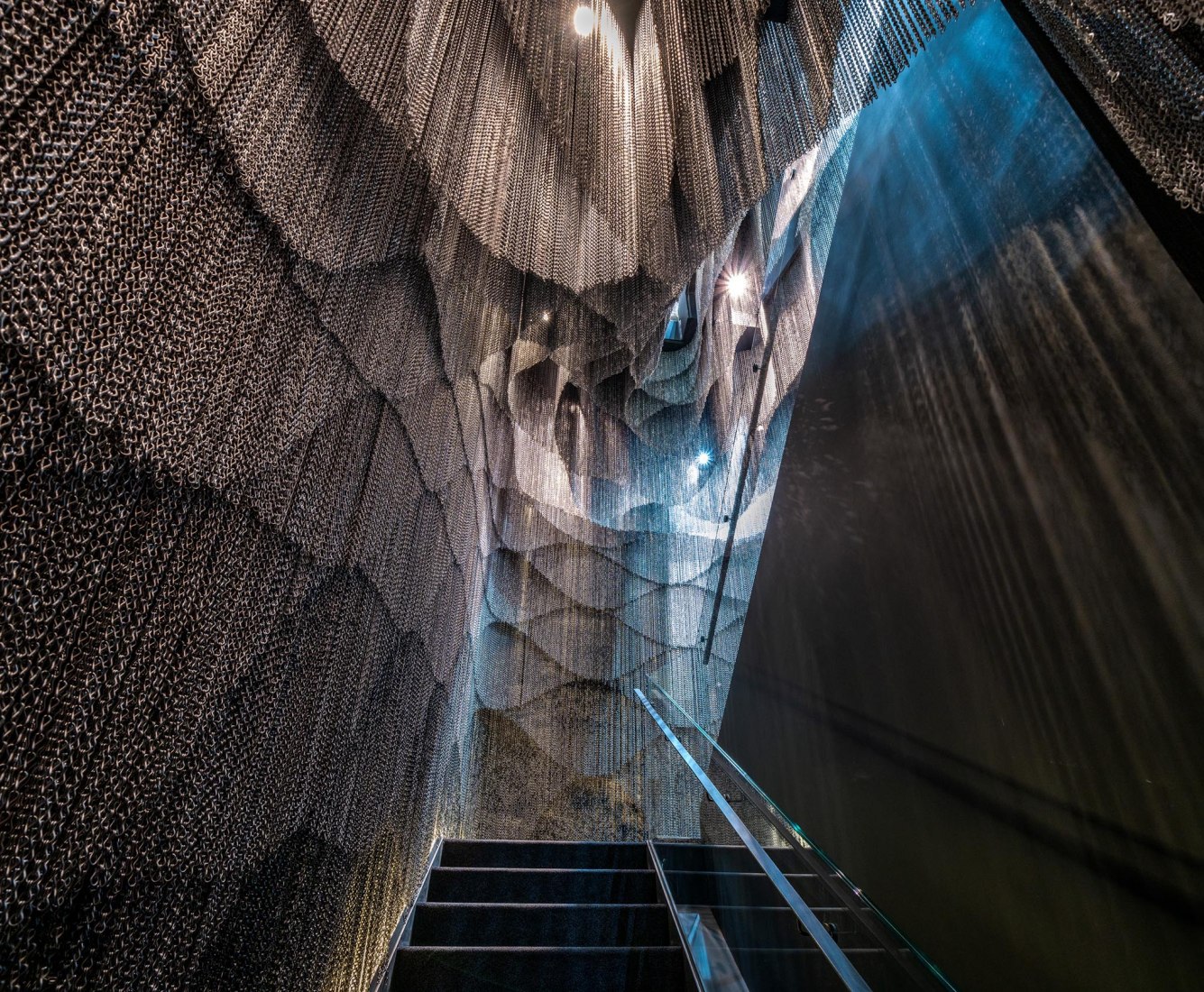 Intervención en la escalera final de la Casa Batlló por Kengo Kuma. Imagen cortesía de Casa Batlló.