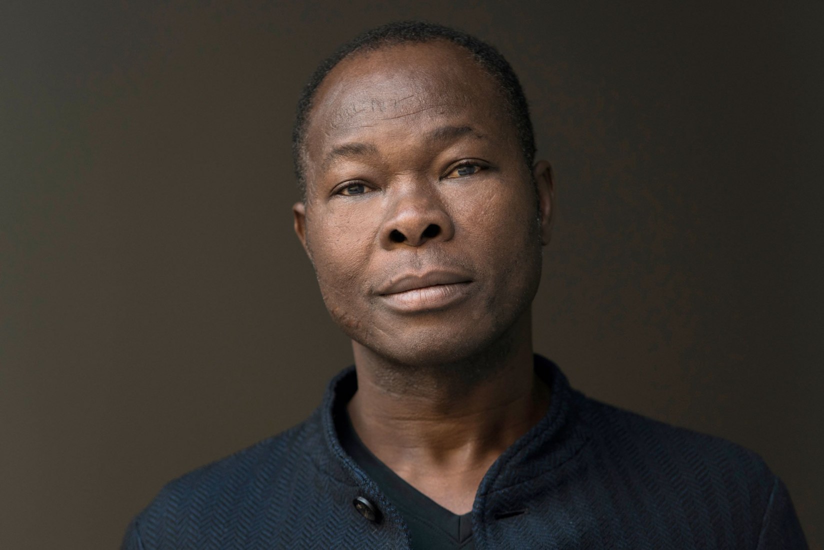 Francis Kéré retrato. Fotografía por Erik-Jan Ouwerkerk