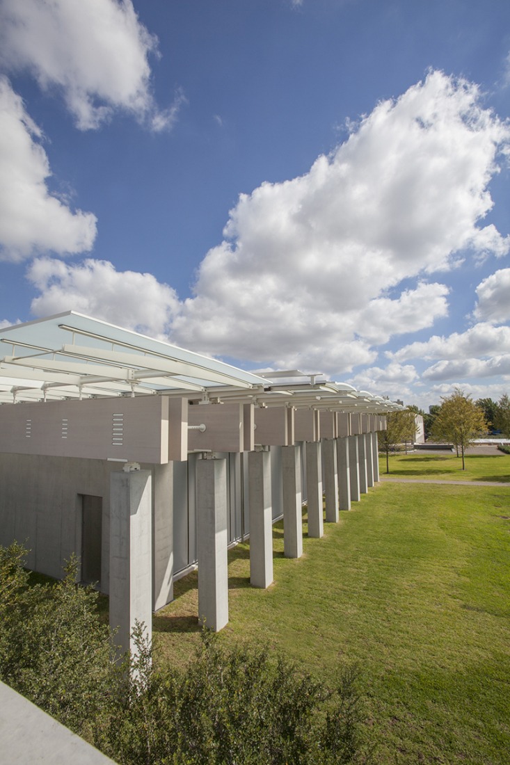 Vista exterior. Pabellón de Renzo Piano en el Museo de Arte Kimbell. Fotografía © Robert Laprelle.
