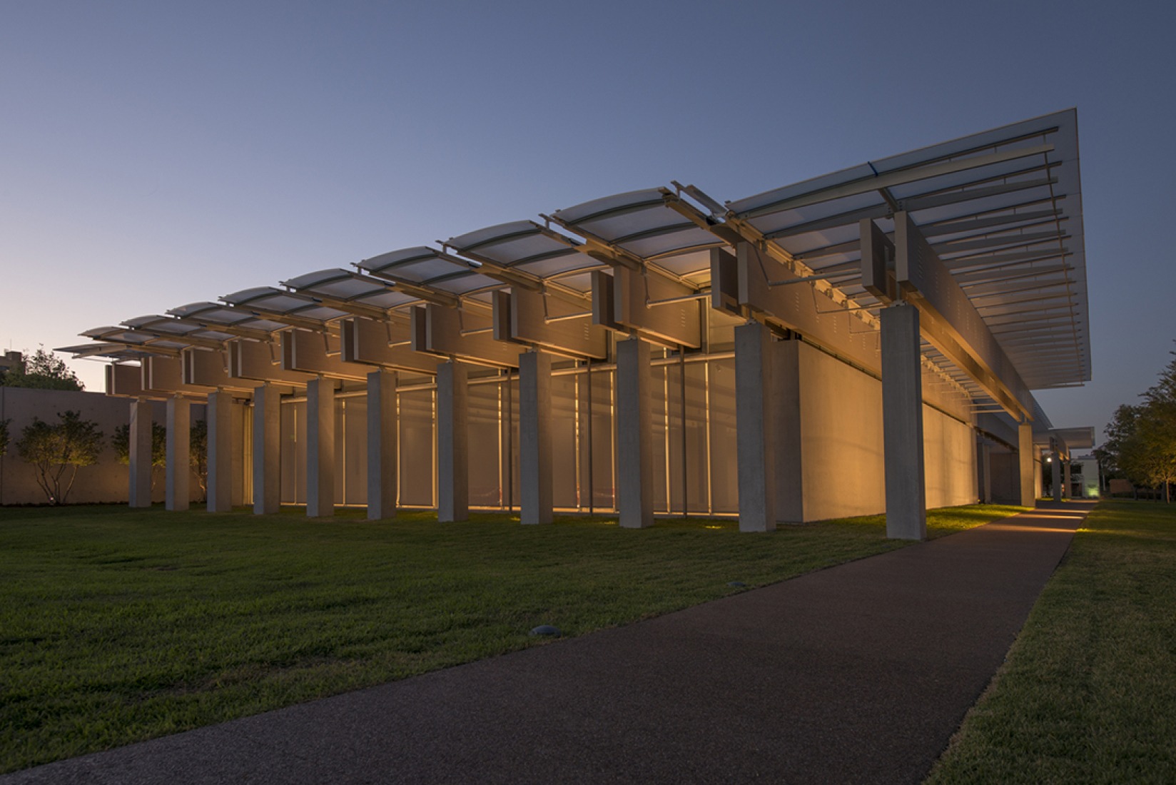 Vista exterior. Pabellón de Renzo Piano en el Museo de Arte Kimbell. Fotografía © Robert Laprelle.