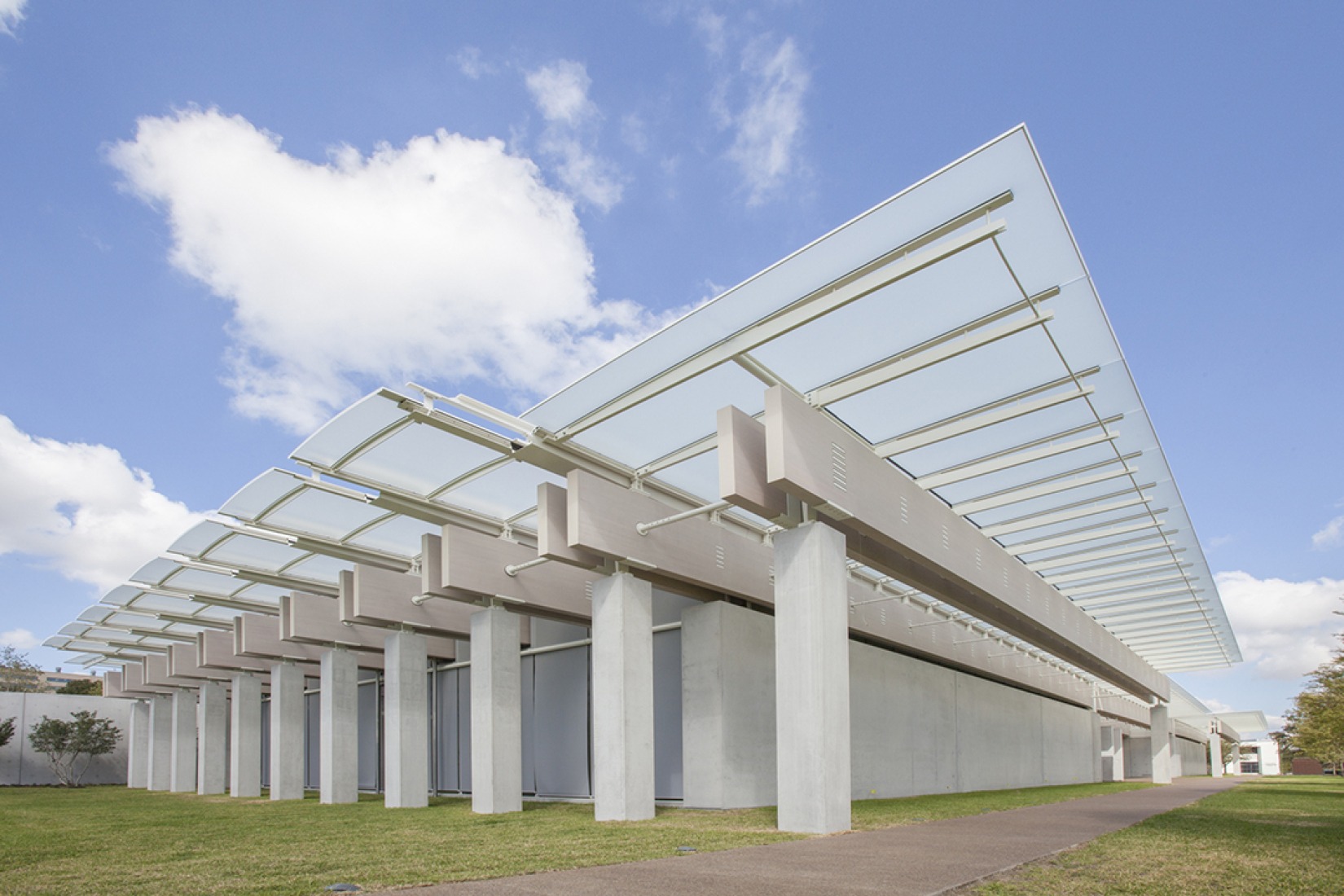 Vista exterior. Pabellón de Renzo Piano en el Museo de Arte Kimbell. Fotografía © Robert Laprelle.