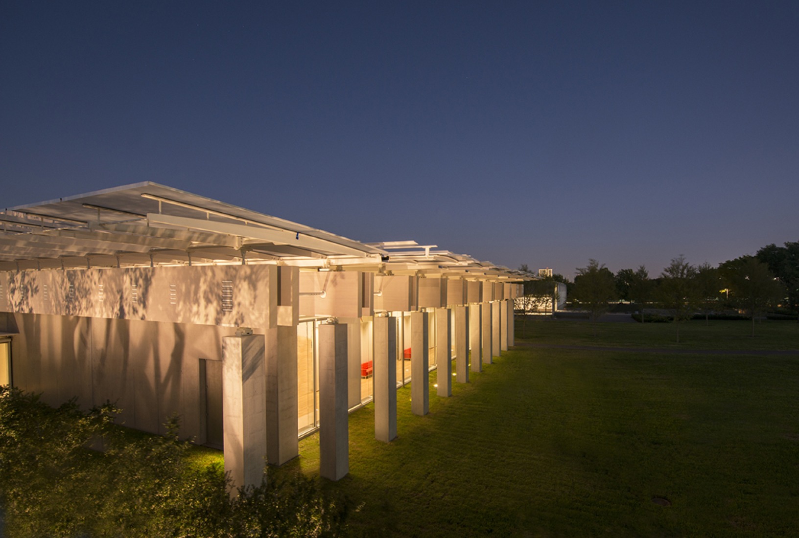 Vista exterior al anochecer. Pabellón de Renzo Piano en el Museo de Arte Kimbell. Fotografía © Robert Laprelle.