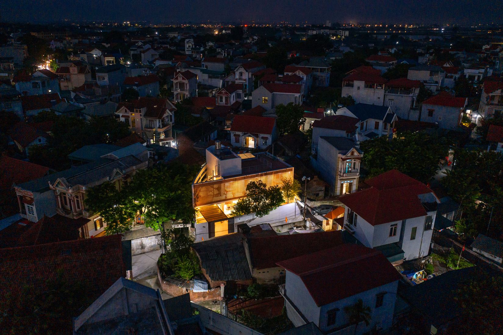 La Casa Grande por Km Architecture Office. Fotografía por Hoang Le.
